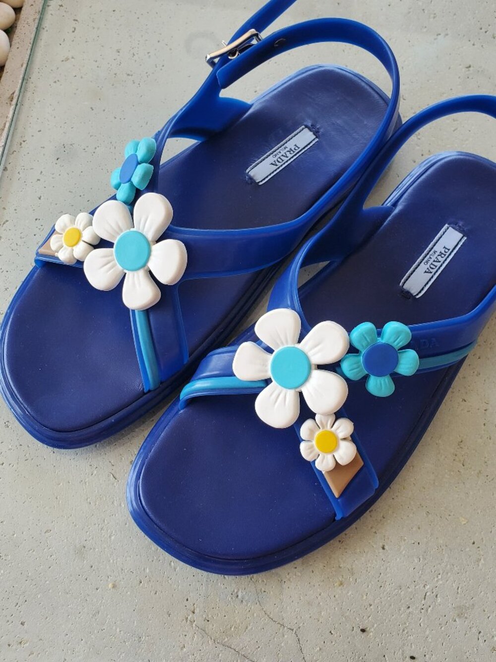 PRADA ! floral daisy appliquéd blue rubber sandals (EU/39.5)